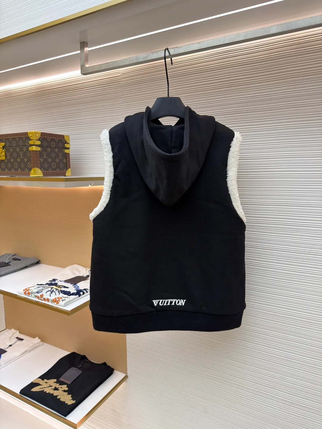 LOUIS VUITTON embroidered reversible hooded vest ●Original version: purchased and developed by 14599 ●Item number: 1681399-C00 ●Fabric: lamb wool fabric ●Technology: embroidery production ●Color: black/white ●Version: fitted version ●Weight: about 1040 grams ●Size: S-M-L-XL ●Description: This vest adopts a double-sided design. One side is made of high-quality knitted fabric, which is crisp, stylish, skin-friendly and comfortable; the other side is made of imitation lamb wool, which is fluffy, soft and has good warmth retention. The hooded part is made of knitted fabric of the same color and is equipped with a two-way zipper with a metal zipper puller, which is smooth and durable. The flip design of cotton knitted surface and comfortable suede surface is very ingenious. It uses advanced double-sided weaving and composite technology to perfectly integrate the two materials and make the transition natural when switching; the shield logo patch uses high-precision patching technology, with neat edges and clear and three-dimensional patterns; the embroidered logo on the back uses fine embroidery technology, with fine and even stitches, and the logo is perfectly integrated into the back design; the drawstring hood uses high-quality drawstrings and precision sewing technology, which not only ensures the adjustment function of the hood, but also enhances the overall sense of leisure. The overall wiring is straight and delicate, the fabric is comfortable and soft, and the color is consistent without color difference. It can be matched with the same style to create a fashionable look and control various occasions. Customized accessories, complete with three standards, same style for men and women!